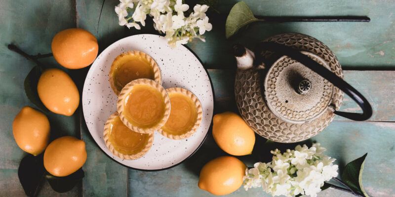 Combining natural and artificial light for still life photography