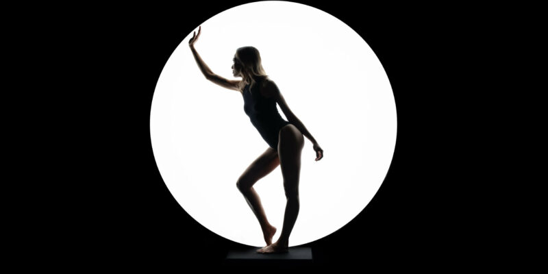 Stepping into the light: Mastering dramatic portraits with backlighting